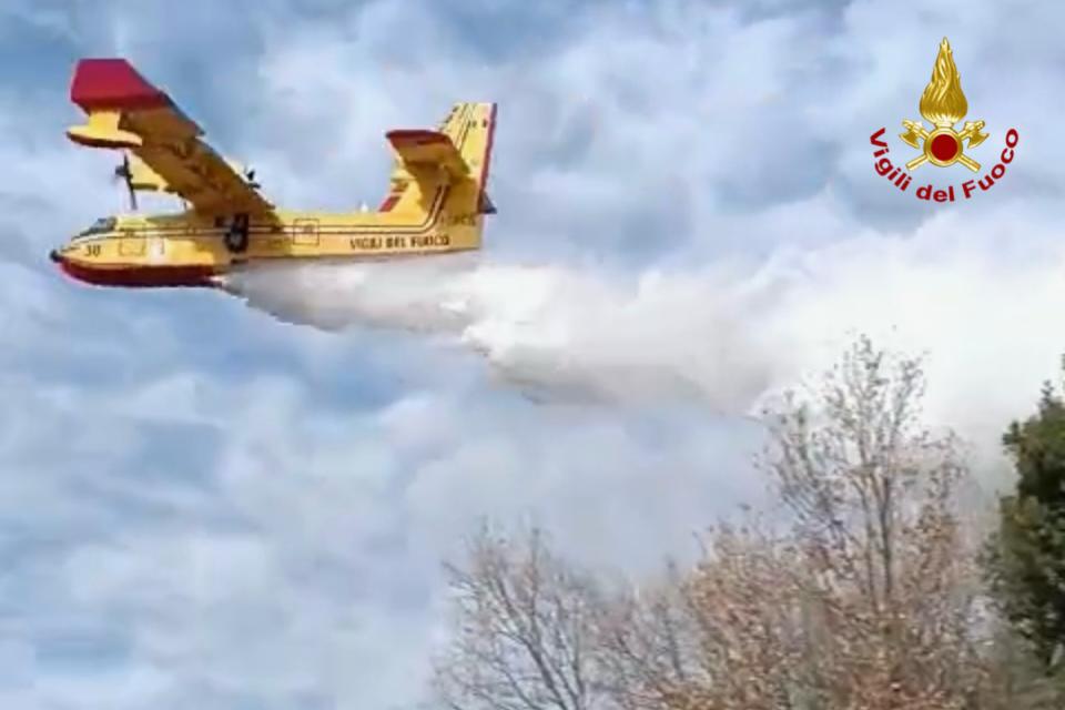 Intervento per incendio erbe e macchia mediterranea con il supporto di un Canadair