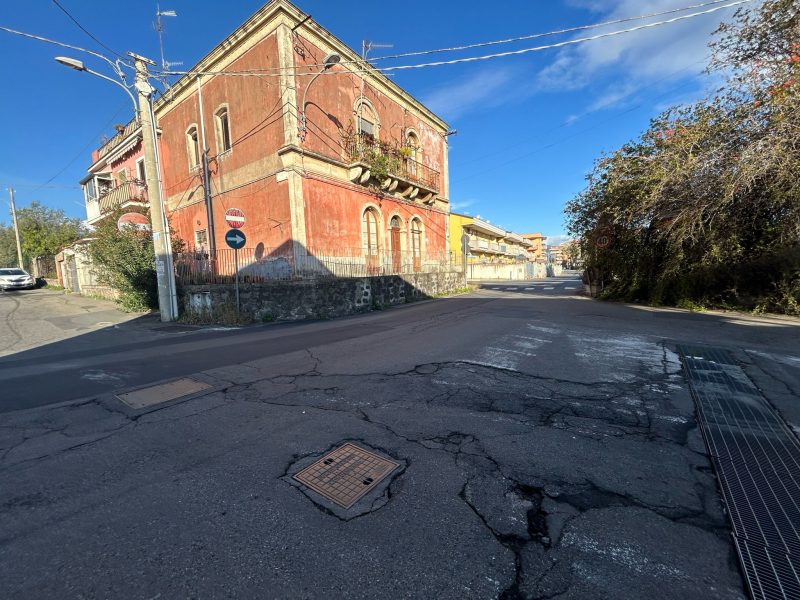 Giarre, scontro tra due auto. Una prende fuoco