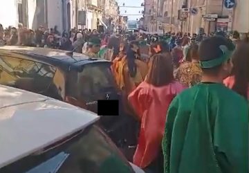 Riposto, sgradito scherzo di Carnevale: balli e coreografie nella bolgia delle auto. L'assessore Daidone: "Un disguido"