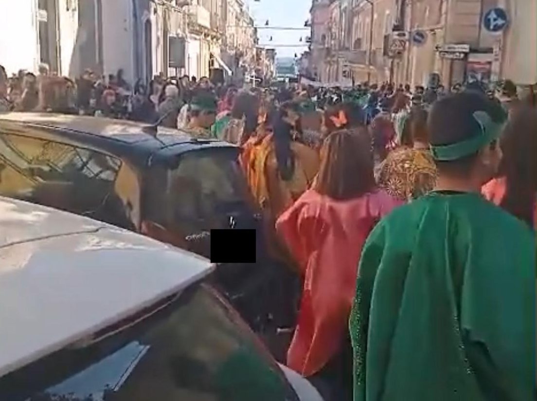 Riposto, sgradito scherzo di Carnevale: balli e coreografie nella bolgia delle auto. L’assessore Daidone: “Un disguido”