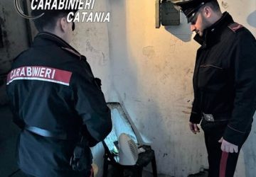 “Pusher” e “vedetta” arrestati dai Carabinieri mentre spacciavano nell’atrio di un condominio