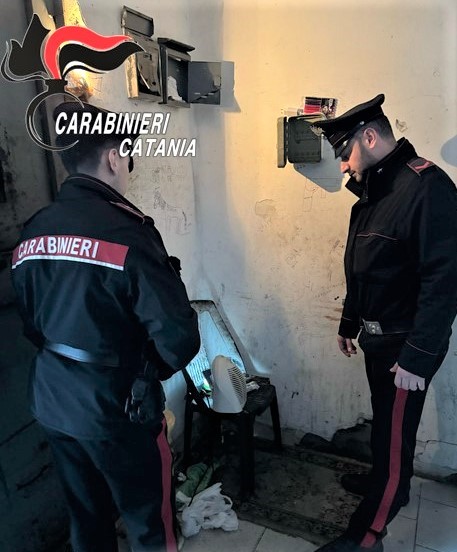 “Pusher” e “vedetta” arrestati dai Carabinieri mentre spacciavano nell’atrio di un condominio