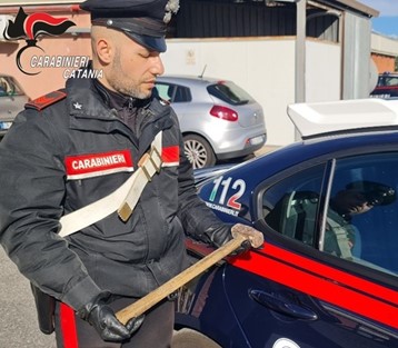 Distrugge la macchina della compagna a martellate, arrestato