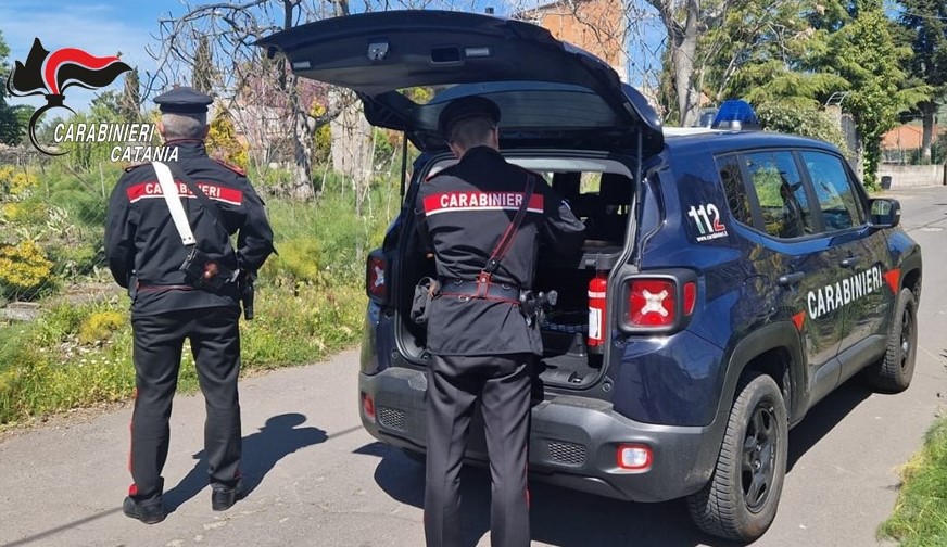 I Carabinieri lo sorprendono mentre guida un’auto rubata: denunciato