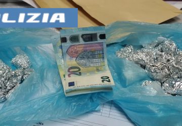 Spacciava droga nelle vie del centro, arrestato