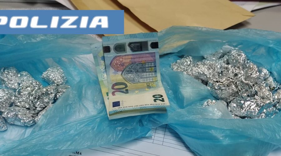 Spacciava droga nelle vie del centro, arrestato