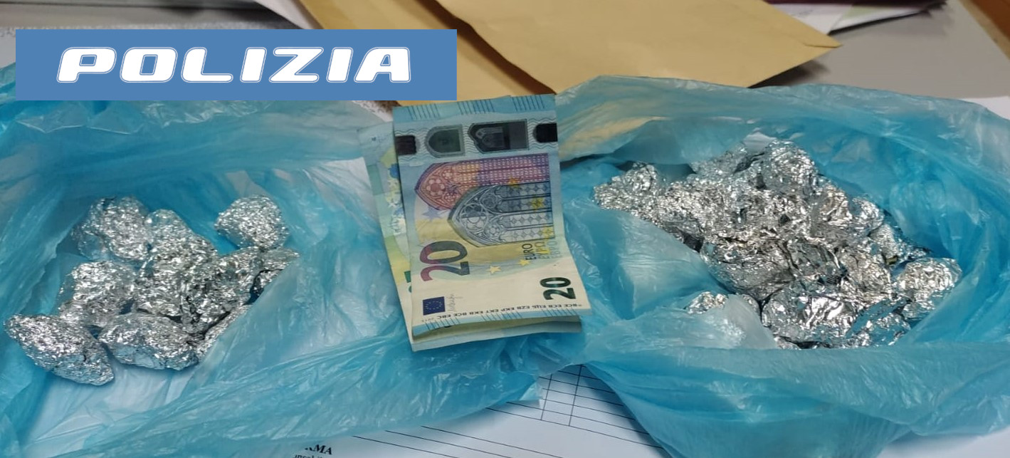 Spacciava droga nelle vie del centro, arrestato