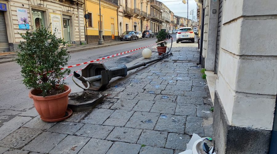 Giarre, auto si schianta contro un palo artistico della pubblica illuminazione