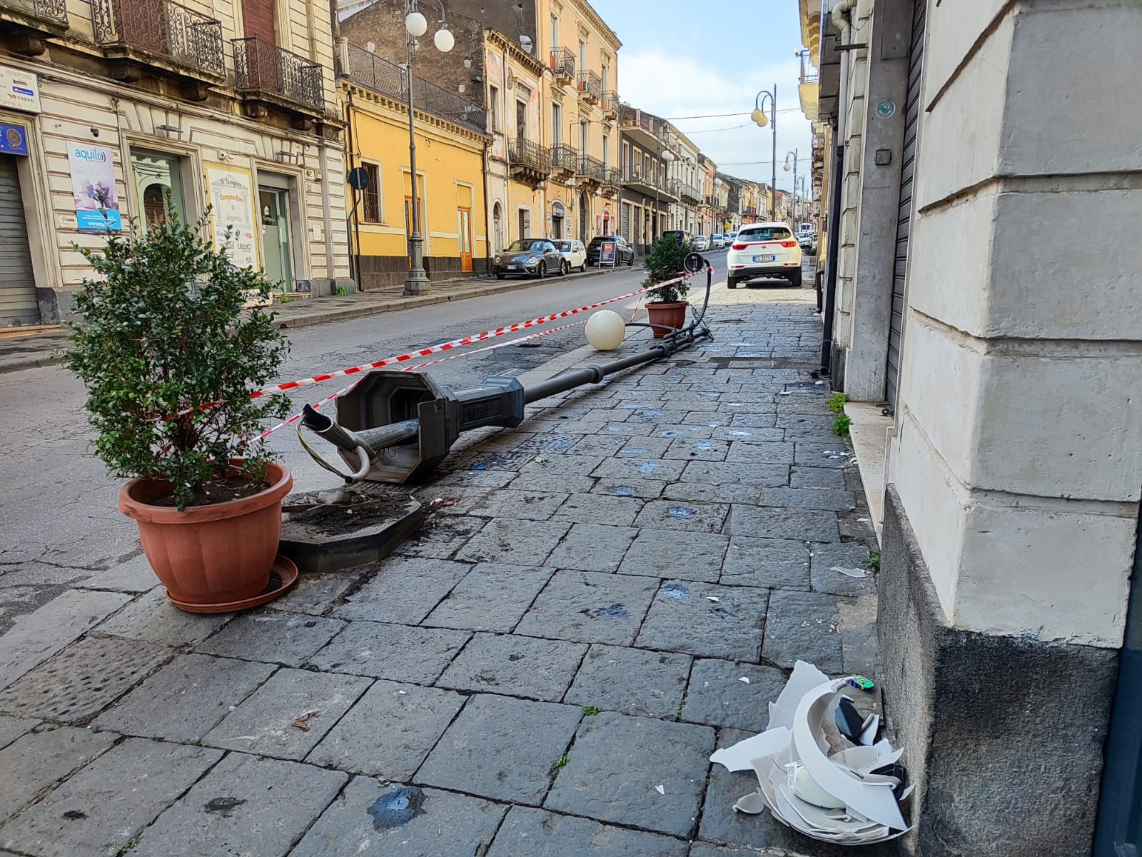 Giarre, auto si schianta contro un palo artistico della pubblica illuminazione