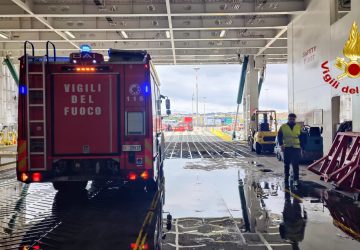 Divampa incendio su nave cargo ormeggiata al porto di Catania