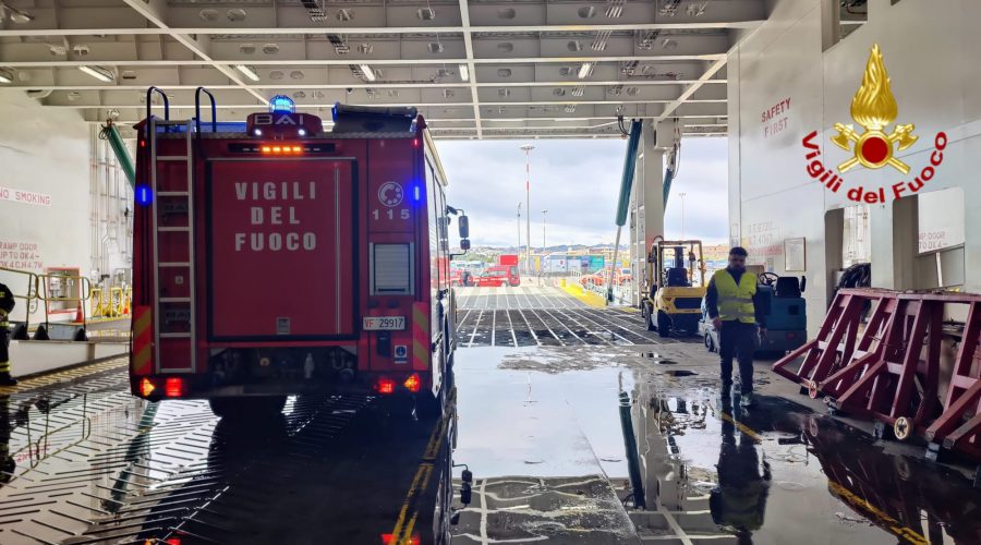 Divampa incendio su nave cargo ormeggiata al porto di Catania