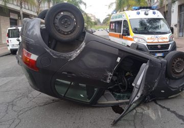 Giarre, Yaris si ribalta dopo la collisione con un'auto in sosta: un ferito