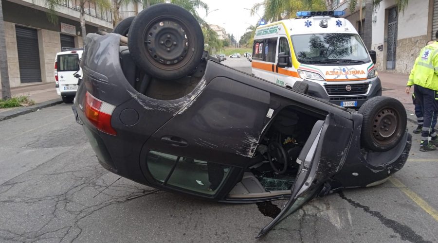 Giarre, Yaris si ribalta dopo la collisione con un’auto in sosta: un ferito