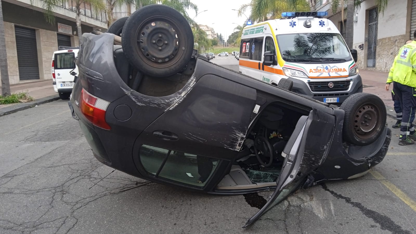 Giarre, Yaris si ribalta dopo la collisione con un’auto in sosta: un ferito