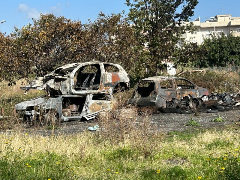 Giarre, in via Liguria regna l’anarchia urbana: in fiamme diverse auto da demolire