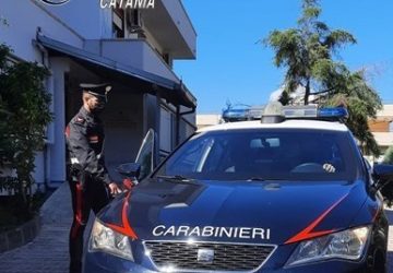 Riempie di botte e tenta di strangolare la compagna: arrestato