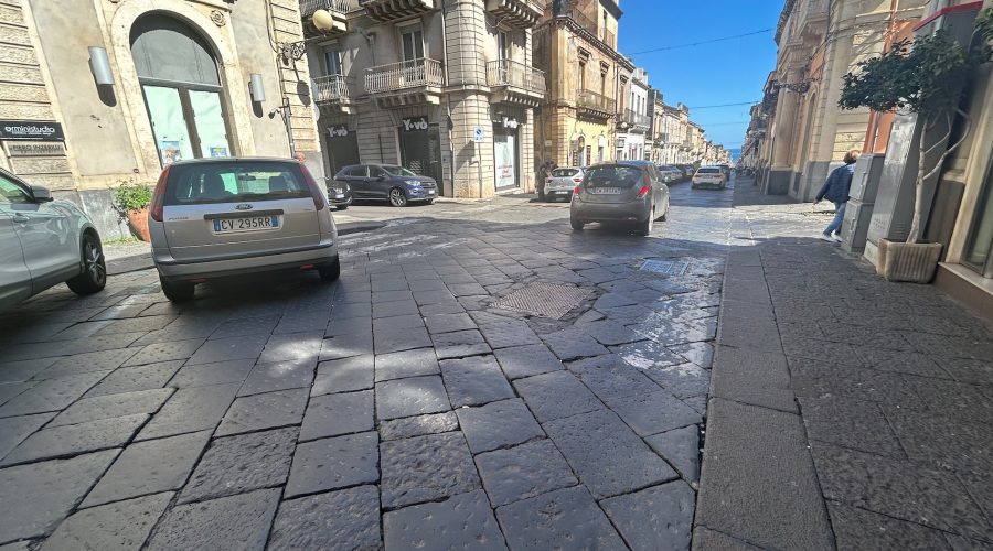 Giarre, segnaletica orizzontale sbiadita in troppe strade. L’allarme di Cgil e Auser