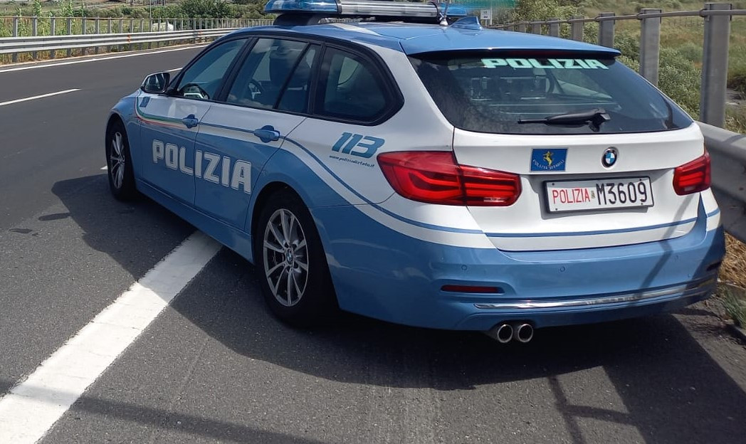 Alla guida di un’auto rubata e con oggetti trafugati in una casa: arrestato