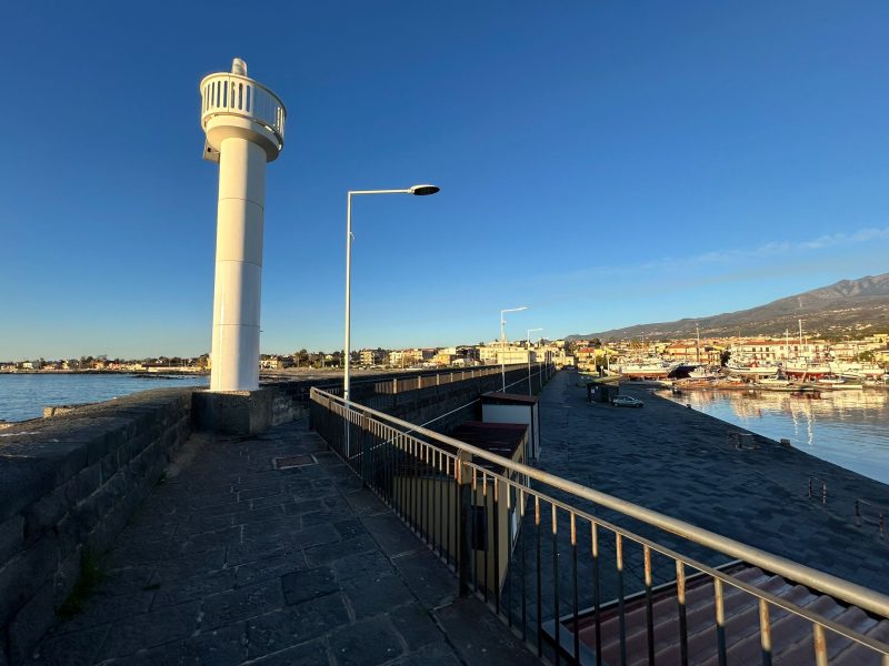 Riposto, riapre la passeggiata nel porto pescherecccio, dopo la messa in sicurezza della mantellata