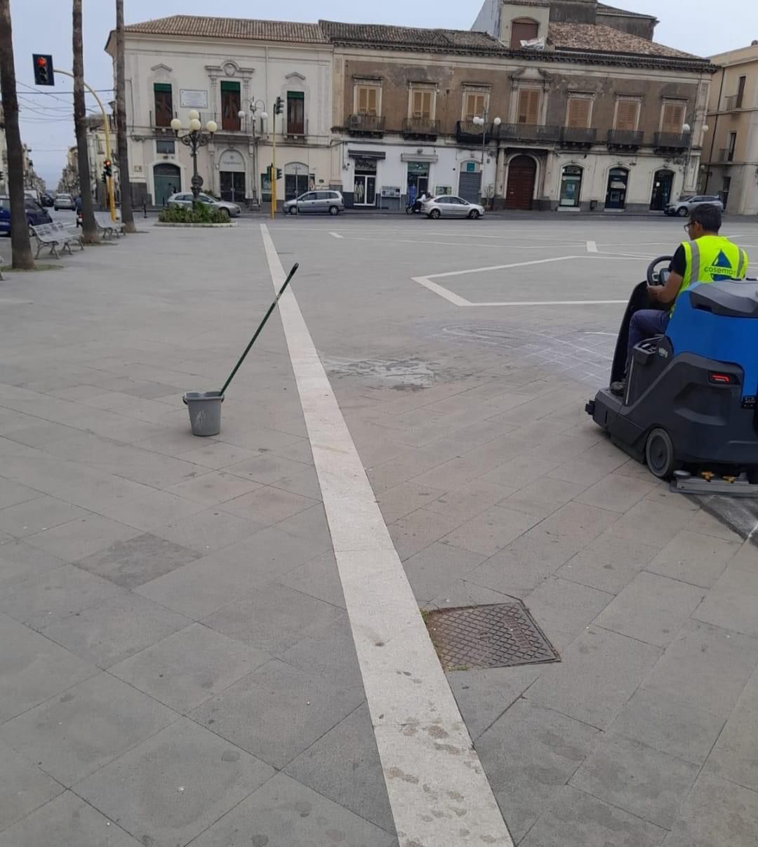 Giarre, completata la prima fase di pulizia straordinaria di piazza Duomo