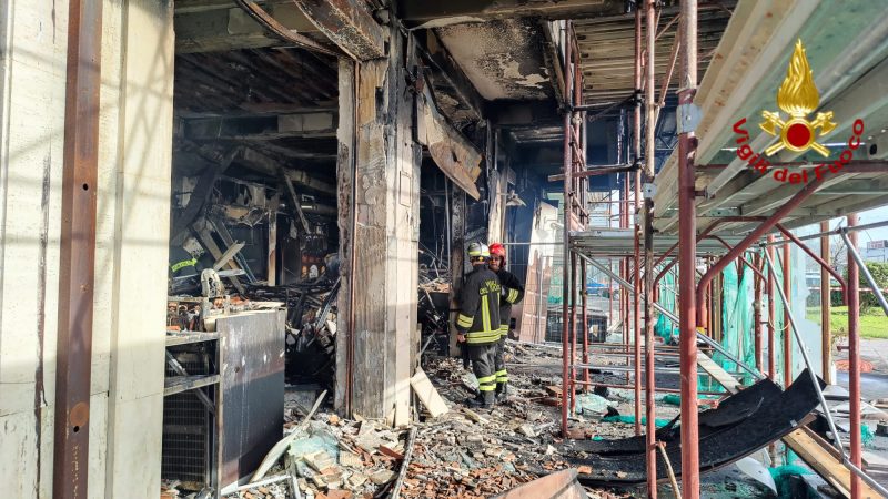 A fuoco il bar “Cioccolato e Caffè”, gravemente ferito dalle ustioni il titolare. Pista dolosa