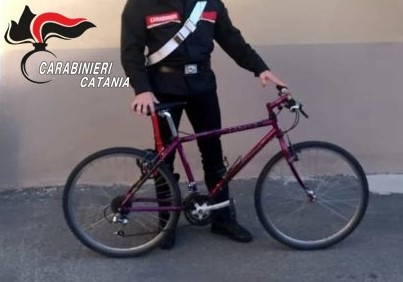 Pizzicato “in diretta” dai Carabinieri sull’auto rubata: arrestato