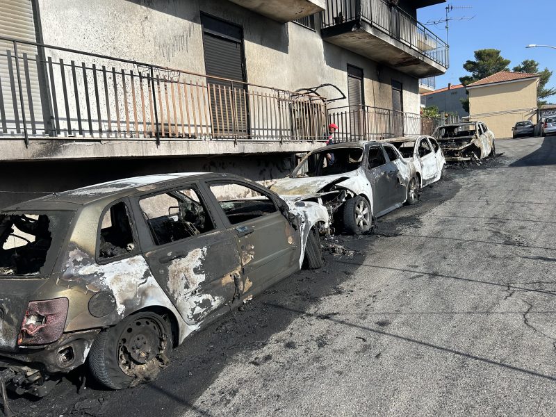 Notte di fuoco a Nunziata: incenerite 4 autovetture. Indagini in corso