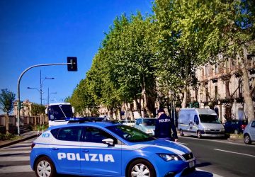 Controlli a tappeto della polizia, nel mirino anche i parcheggiatori abusivi