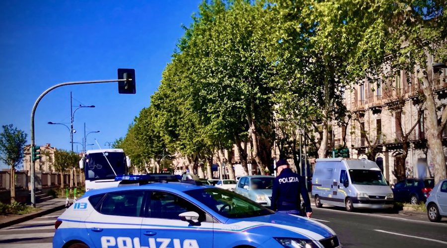 Controlli a tappeto della polizia, nel mirino anche i parcheggiatori abusivi