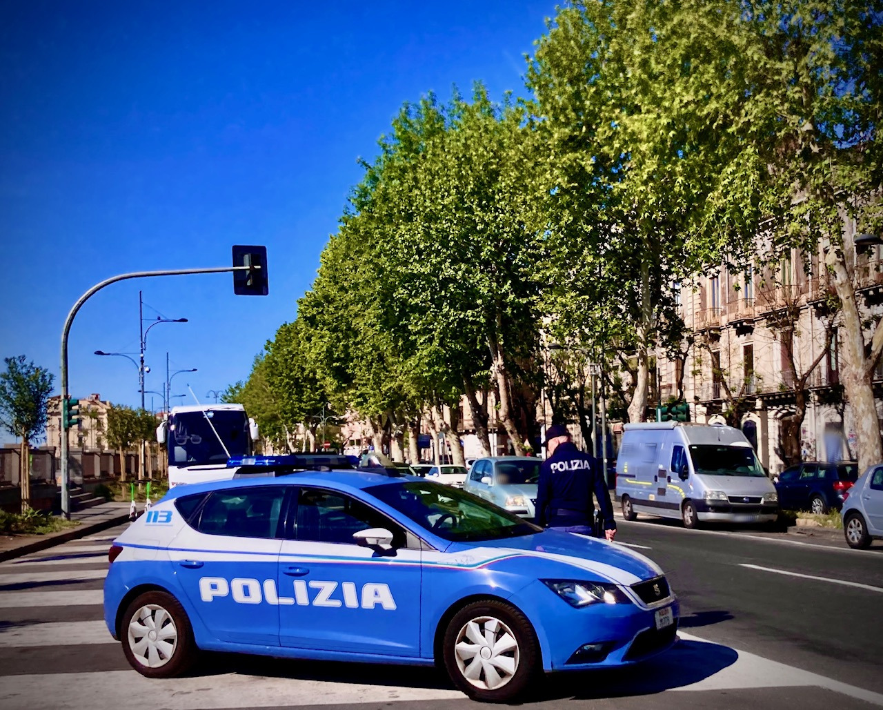 Controlli a tappeto della polizia, nel mirino anche i parcheggiatori abusivi