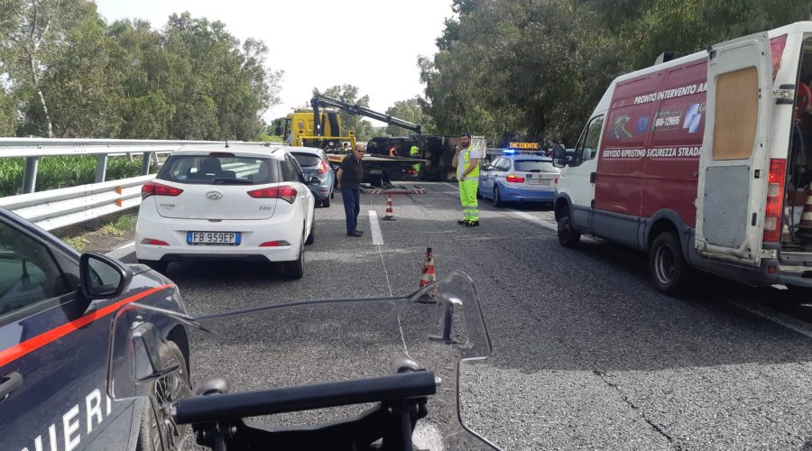 A18, due furgoni si ribaltano tra Giarre e Acireale: due feriti lievi