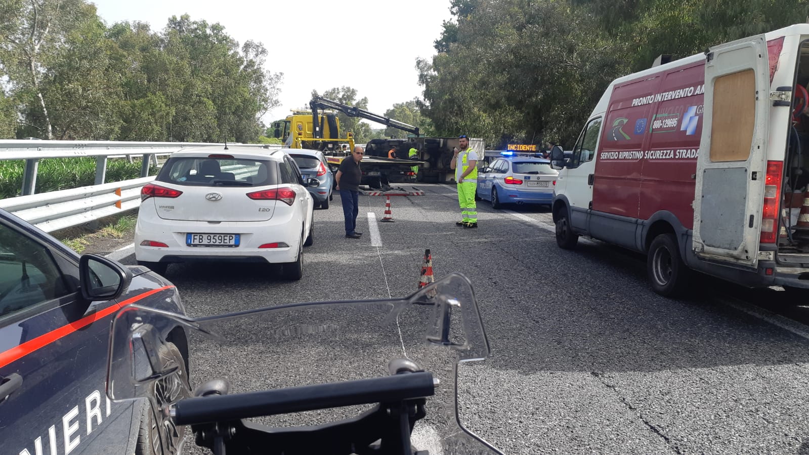 A18, due furgoni si ribaltano tra Giarre e Acireale: due feriti lievi