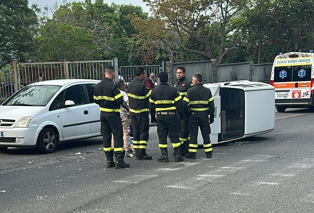 Giarre, collisione fra due auto: si ribalta una Panda