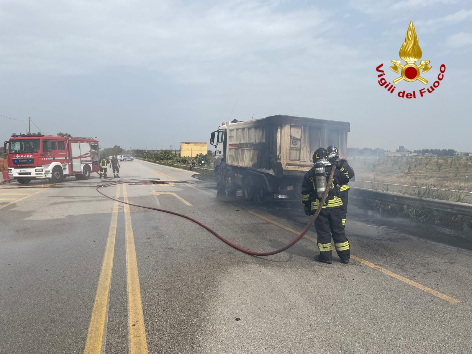 A fuoco un camion cassonato sulla Ss192