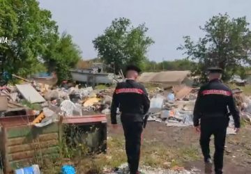 Sequestrata dai Cc discarica abusiva con carcasse di veicoli cannibalizzati. Controlli anche su abusivismo edilizio