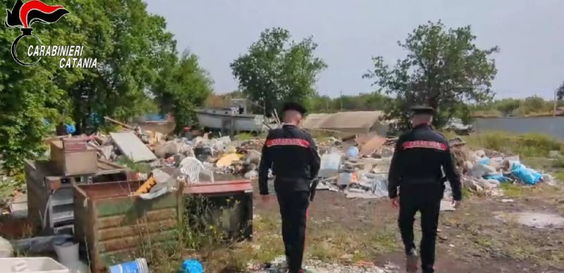 Sequestrata dai Cc discarica abusiva con carcasse di veicoli cannibalizzati. Controlli anche su abusivismo edilizio