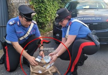 Pusher scappa con la droga nella “sacca”. Arrestato