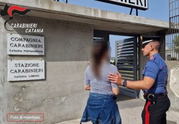 Tenta di aggredire la moglie e urla: “Arrestatemi oppure l’ammazzo"