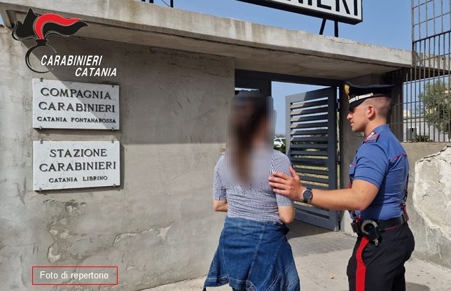 Tenta di aggredire la moglie e urla: “Arrestatemi oppure l’ammazzo”