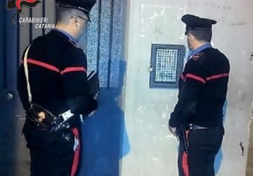 Evade dai domiciliari ma viene sorpreso mentre sale le scale per rientrare in casa