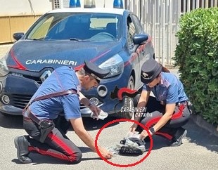 Pusher sfugge al controllo ma i Carabinieri lo rintracciano e lo denunciano