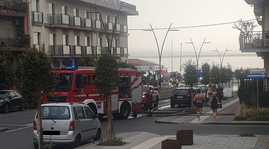 Riposto, corto circuito danneggia auto e garage in via Rocco la Porta