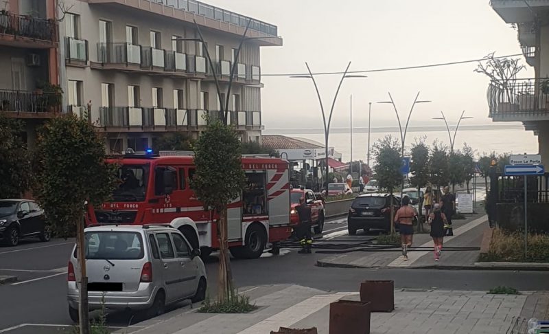 Riposto, corto circuito danneggia auto e garage in via Rocco la Porta