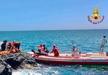 I Vigili del Fuoco intervengono per soccorrere un 16enne caduto in mare