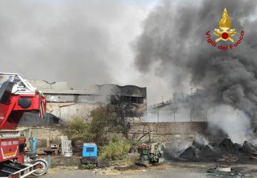 Gigantesco incendio in un capannone commerciale di Misterbianco