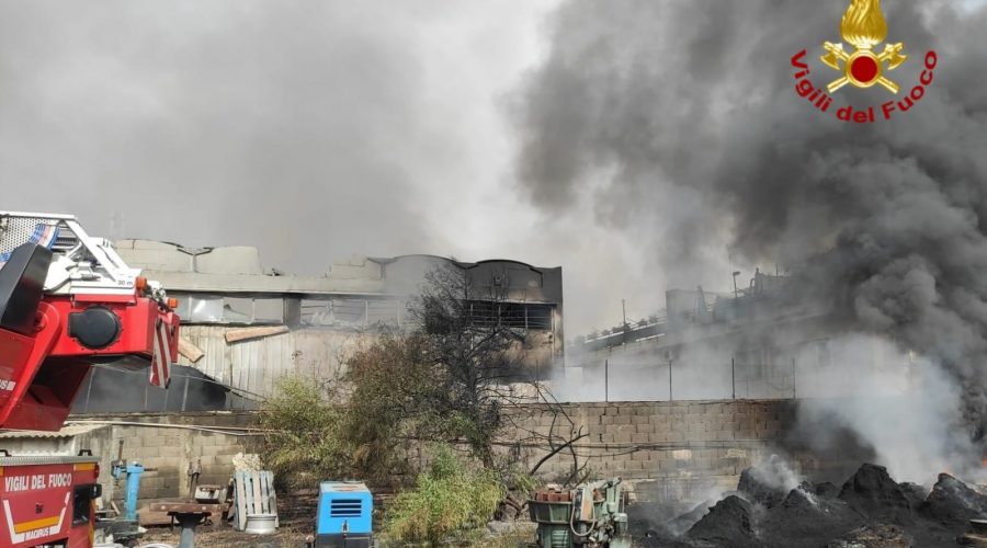 Gigantesco incendio in un capannone commerciale di Misterbianco