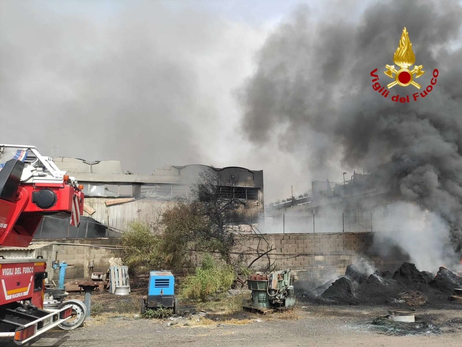 Gigantesco incendio in un capannone commerciale di Misterbianco