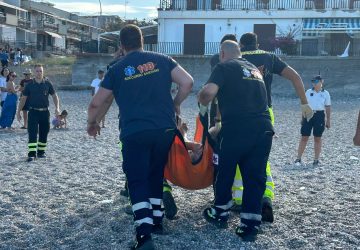 Tragedia sfiorata nello specchio d'acqua antistante Sant'Anna VIDEO