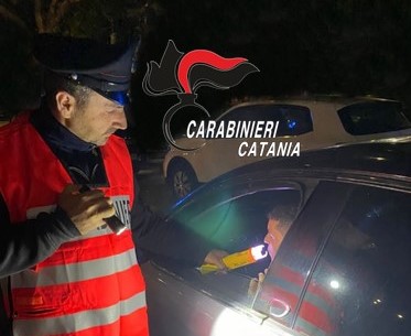 Guida in stato di ebbrezza e controlli con l’etilometro: i Carabinieri denunciano un 25enne