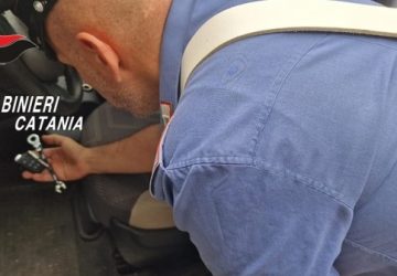 Ladri d’auto in azione “disturbati” dai Carabinieri: due arresti